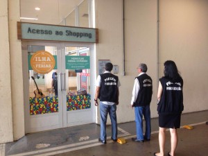 Equipe de fiscalização vistoriando denúncias em shopping da capital. Foto: Divulgação