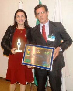 Ao lado da primeira-dama Léia Araken, o prefeito Araken recebeu  o Prêmio ANPV 2016.