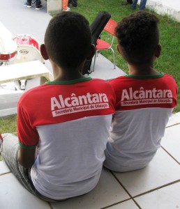 Estudantes de Alcântara agora estudam em escolas novas e reformadas, com novos fardamentos e móveis escolares.