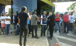 Adriano apoia servidores públicos estaduais em manifestação em frente à Assembleia 02 08 2016 - 001