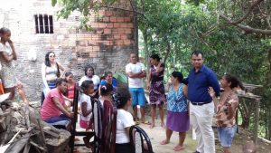 Anibal conversa com moradores em região de encosta no Alto da Esperança