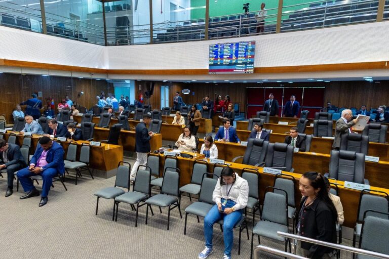 Deputados saem em defesa do governador Brandão após críticas de Othelino